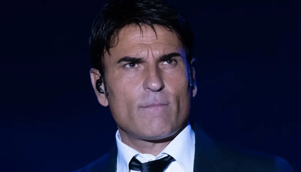 “Per sempre sì” di Sal Da Vinci, testo e significato Sanremo 2026 1 Sal Da Vinci la crisi vissuta in silenzio La mia famiglia non lha mai saputo “Per sempre sì” di Sal Da Vinci, testo e significato Sanremo 2026